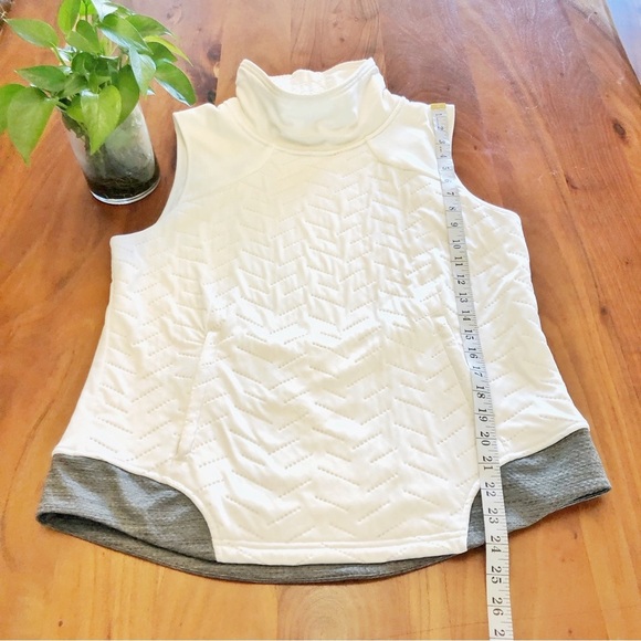 Under Amour White Athleisure Sleeveless Vest Tank Top Active Wear Sports Wear. - Picture 7 of 15